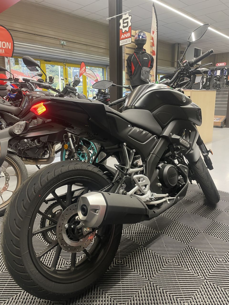 YAMAHA MT-125 ABS 4
