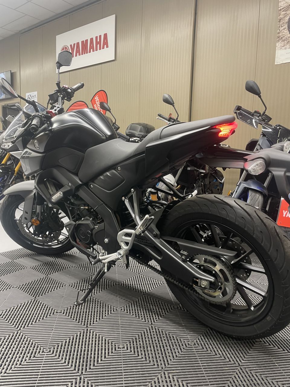 YAMAHA MT-125 ABS 4