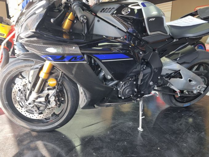 YAMAHA R1M 4