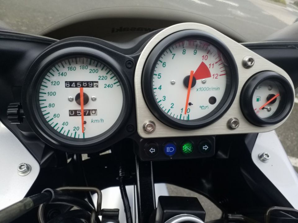 KAWASAKI 750 ZR-7 S 4