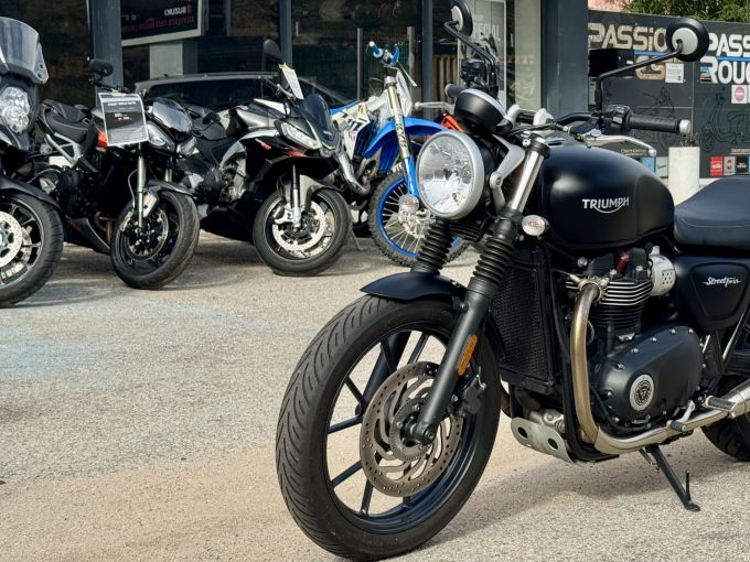 TRIUMPH STREET TWIN  900 4
