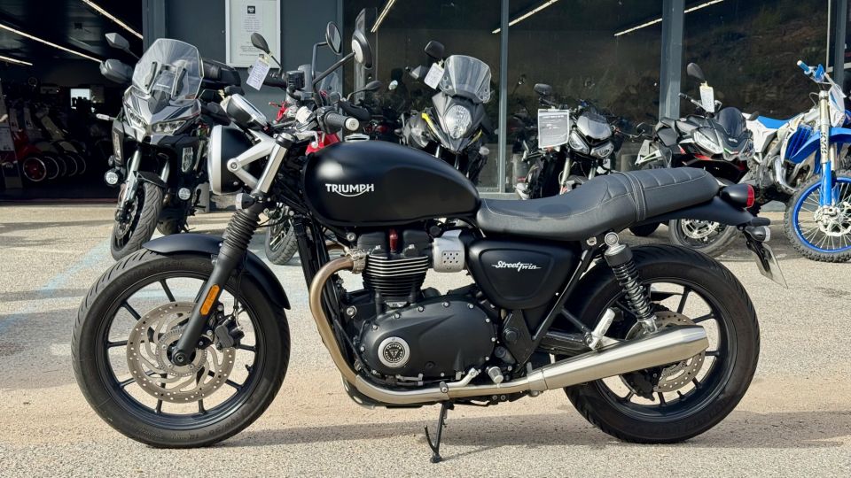 TRIUMPH STREET TWIN  900 4