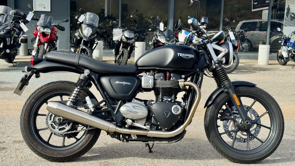 TRIUMPH STREET TWIN  900 4