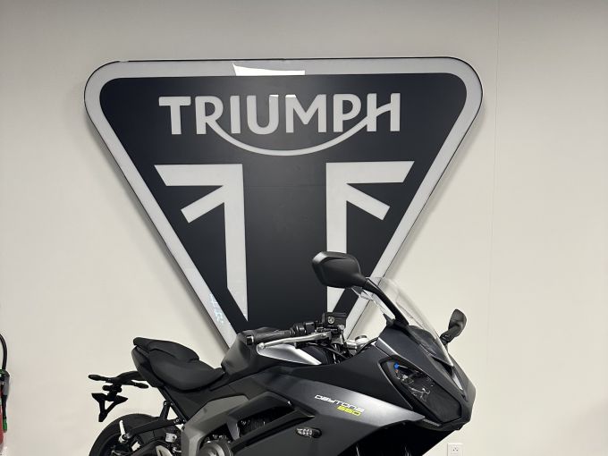 TRIUMPH 	DAYTONA 660 4