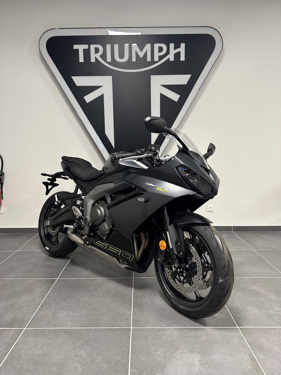 TRIUMPH 	DAYTONA 660 4