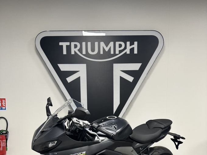 TRIUMPH 	DAYTONA 660 4