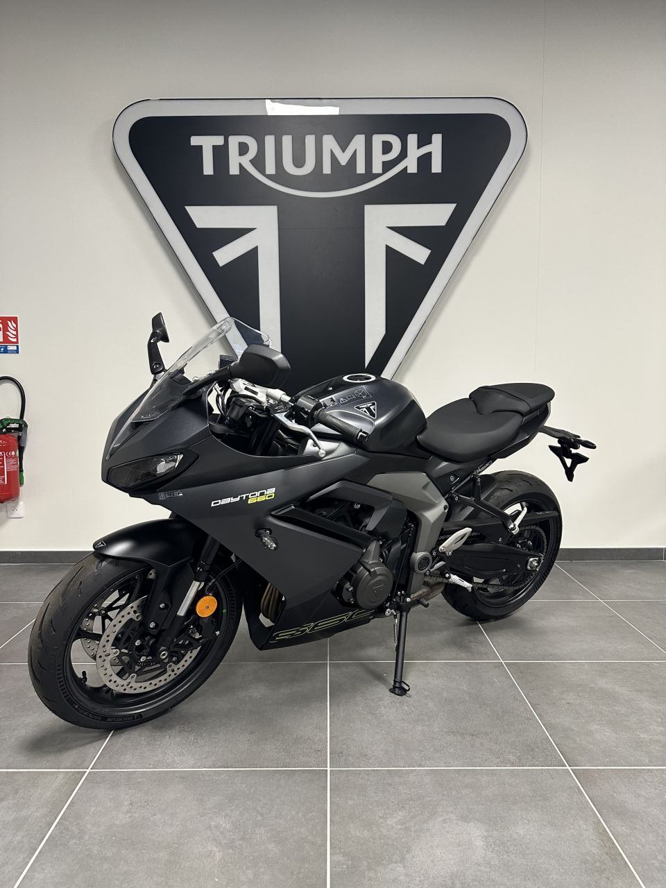 TRIUMPH 	DAYTONA 660 4