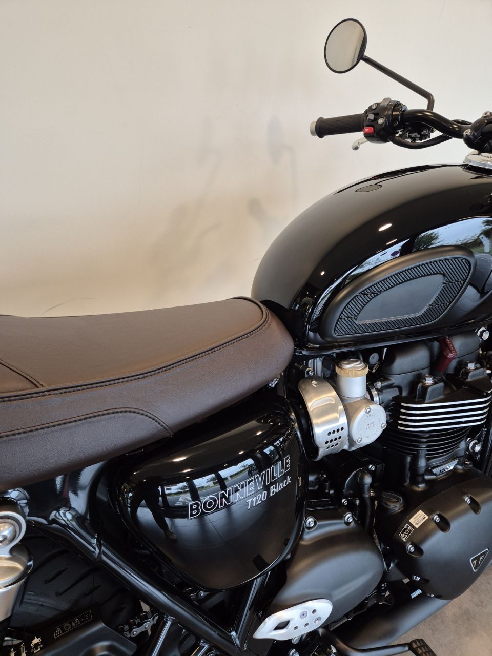 TRIUMPH Bonneville T120 Black 4