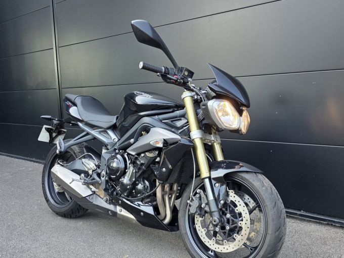TRIUMPH STREET TRIPLE 675 4