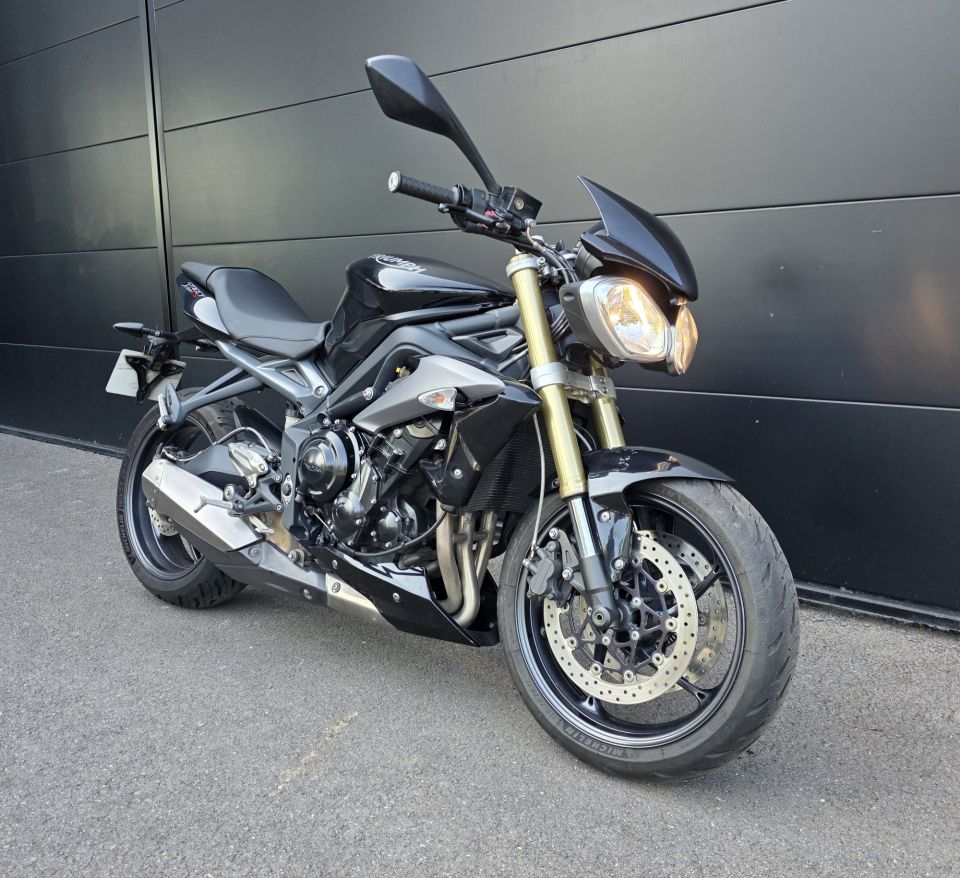 TRIUMPH STREET TRIPLE 675 4