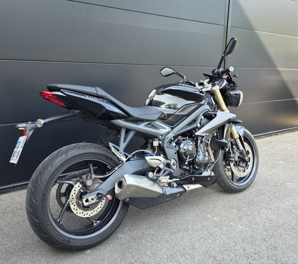 TRIUMPH STREET TRIPLE 675 4