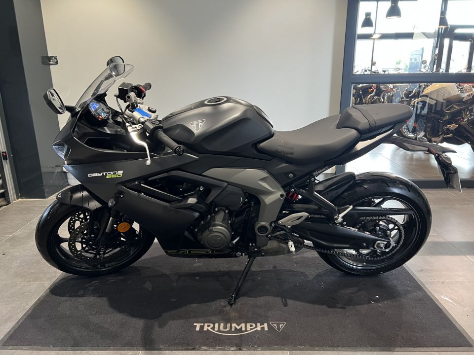 TRIUMPH 	DAYTONA 660 4