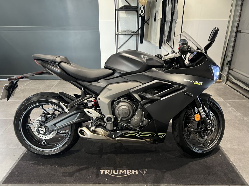 TRIUMPH 	DAYTONA 660 4