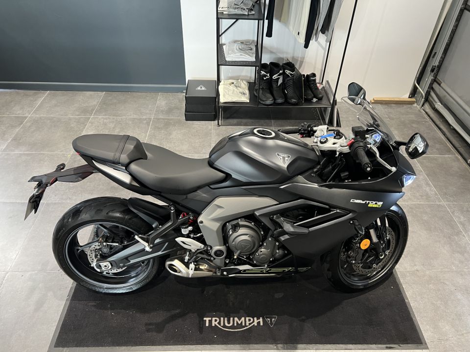 TRIUMPH 	DAYTONA 660 4