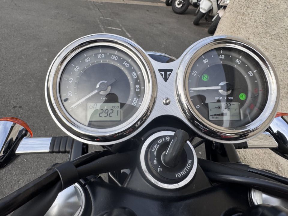 TRIUMPH BONNEVILLE T120 4