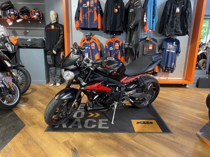 TRIUMPH STREET TRIPLE 675 R 4