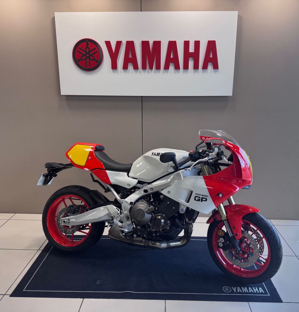 YAMAHA XSR 900 GP 4