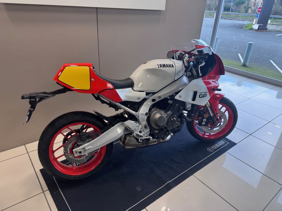 YAMAHA XSR 900 GP 4