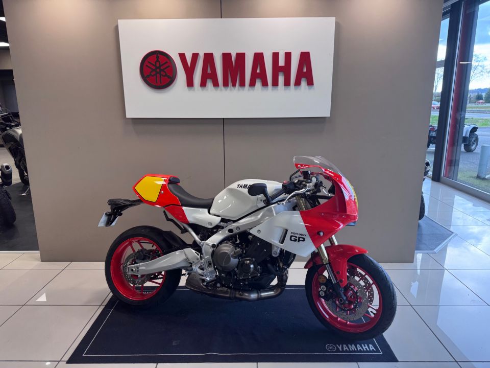 YAMAHA XSR 900 GP 4