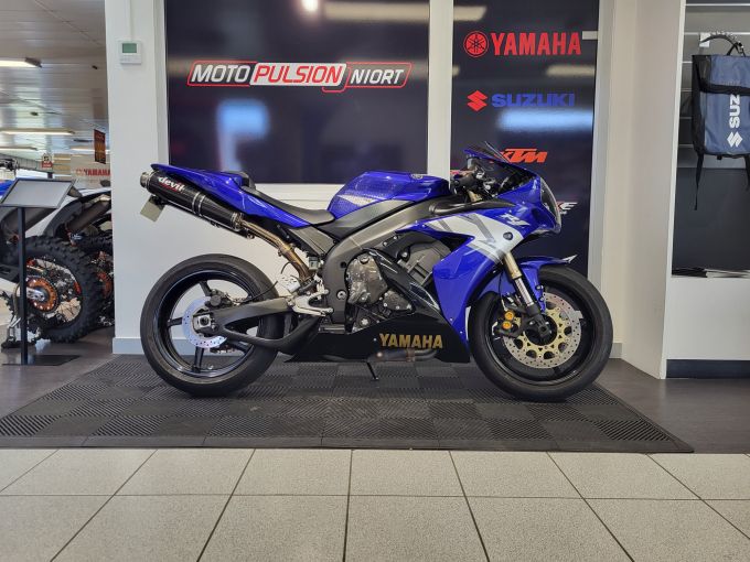 YAMAHA YZF 1000 R1 4