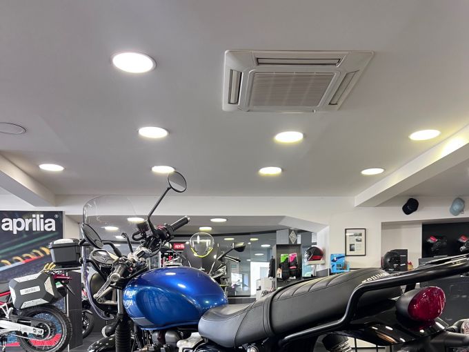 TRIUMPH STREET TWIN  900 4