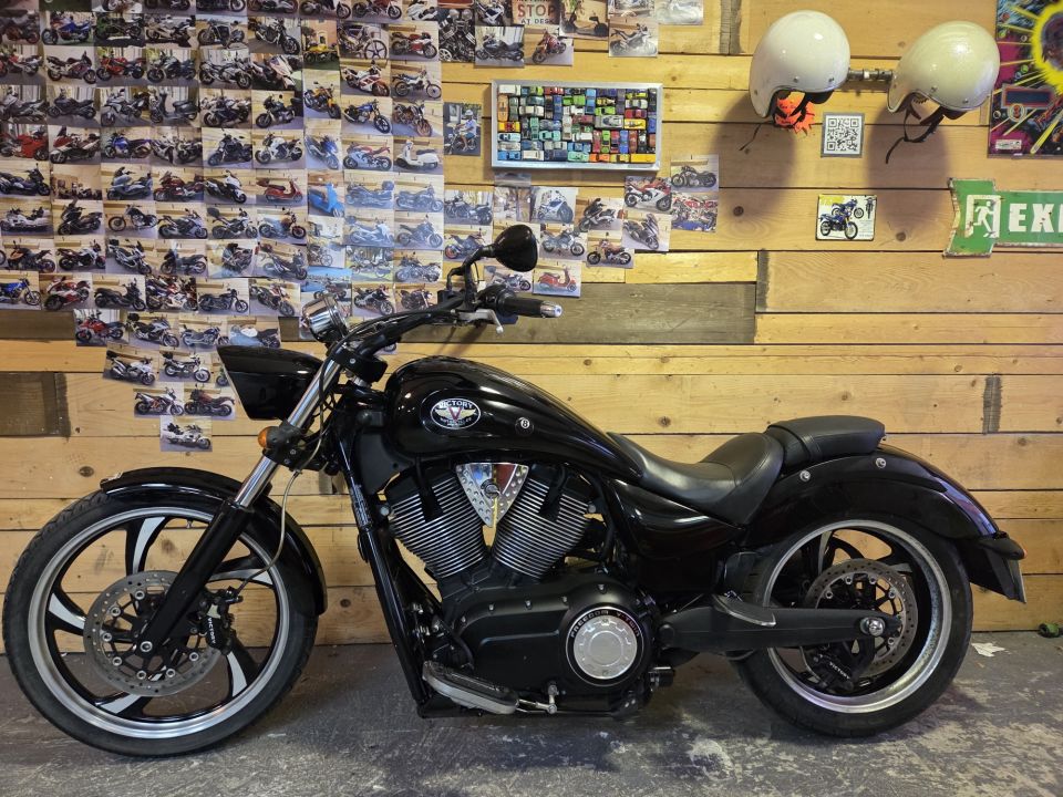 Victory Motorcycle HAMMER VEGAS 8 BALL 4