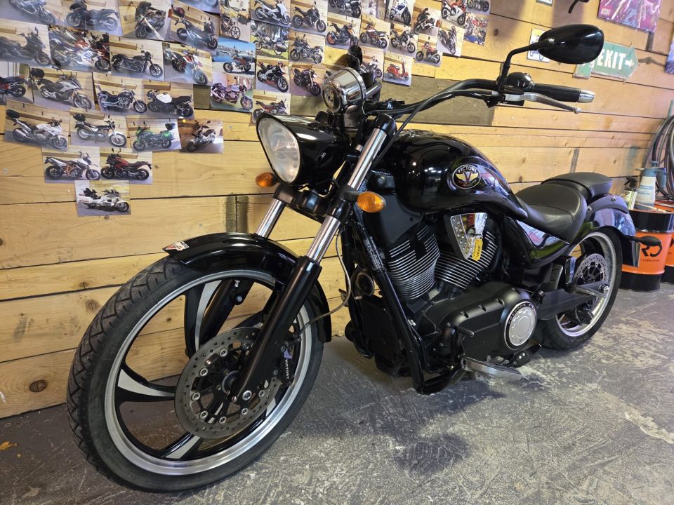 Victory Motorcycle HAMMER VEGAS 8 BALL 4