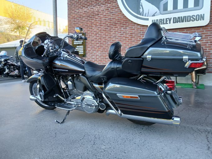 HARLEY-DAVIDSON TOURING ROAD GLIDE 1800 ULTRA CVO 4