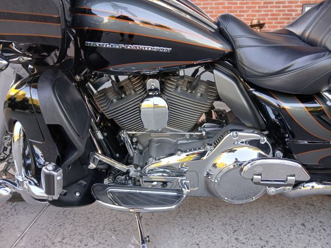 HARLEY-DAVIDSON TOURING ROAD GLIDE 1800 ULTRA CVO 4