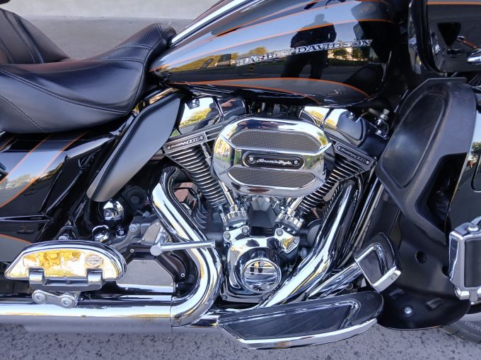 HARLEY-DAVIDSON TOURING ROAD GLIDE 1800 ULTRA CVO 4