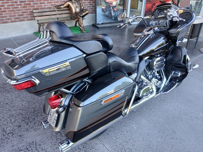HARLEY-DAVIDSON TOURING ROAD GLIDE 1800 ULTRA CVO 4