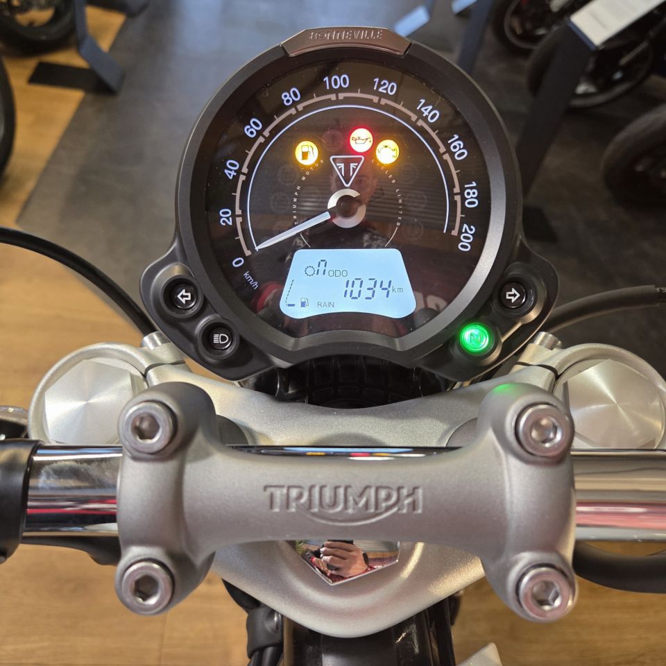 TRIUMPH BONNEVILLE SPEEDMASTER 1200 4
