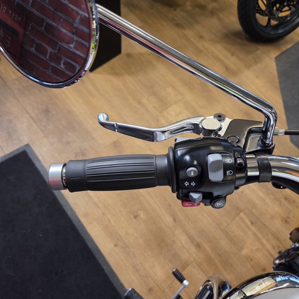 TRIUMPH BONNEVILLE SPEEDMASTER 1200 4