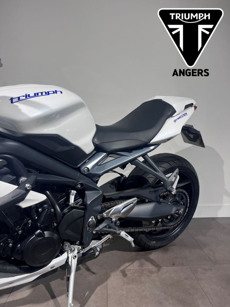 TRIUMPH STREET TRIPLE 675 4