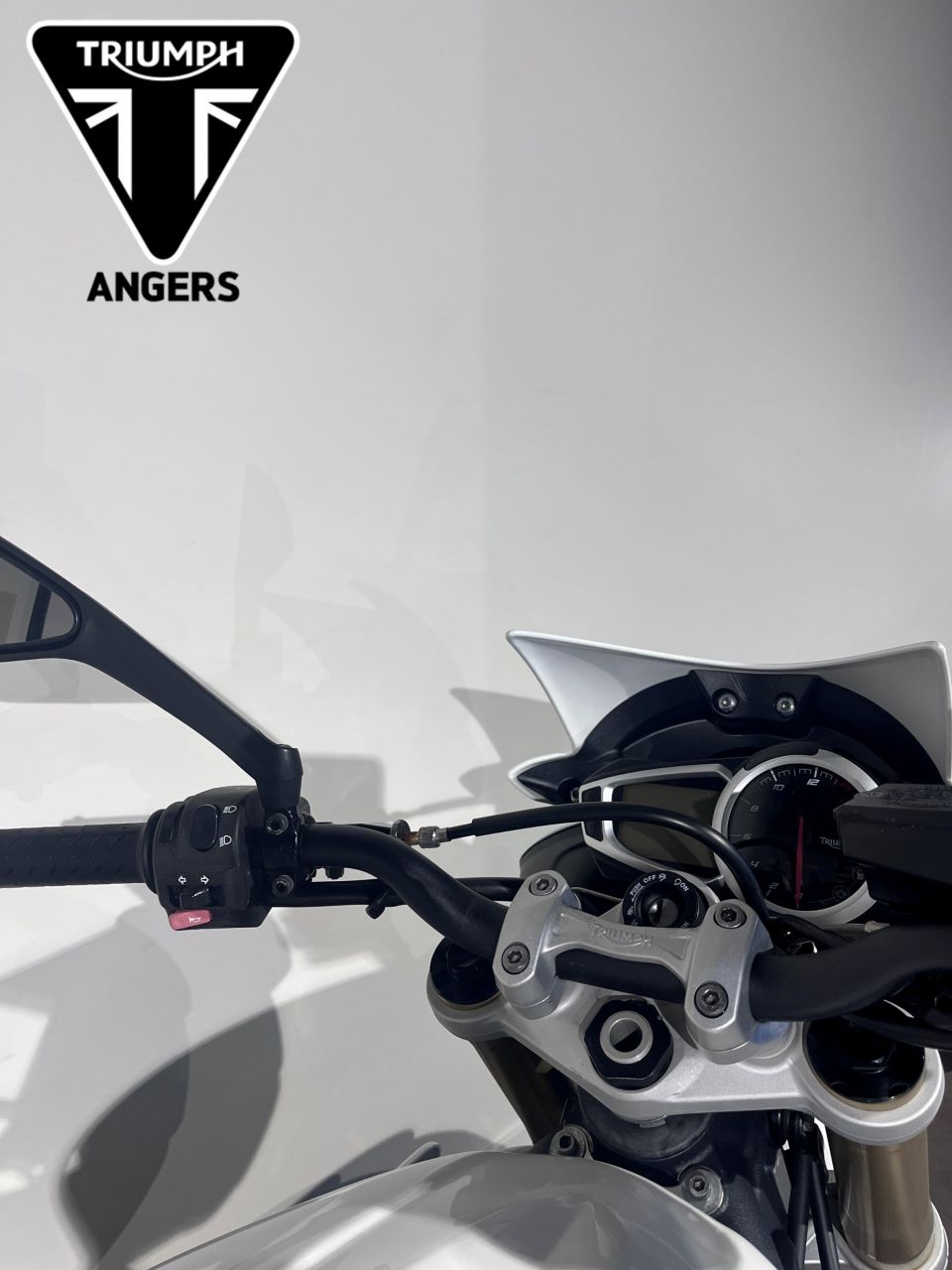 TRIUMPH STREET TRIPLE 675 4