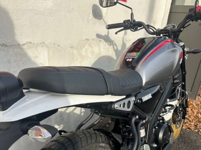 YAMAHA XSR 125 Legacy 4
