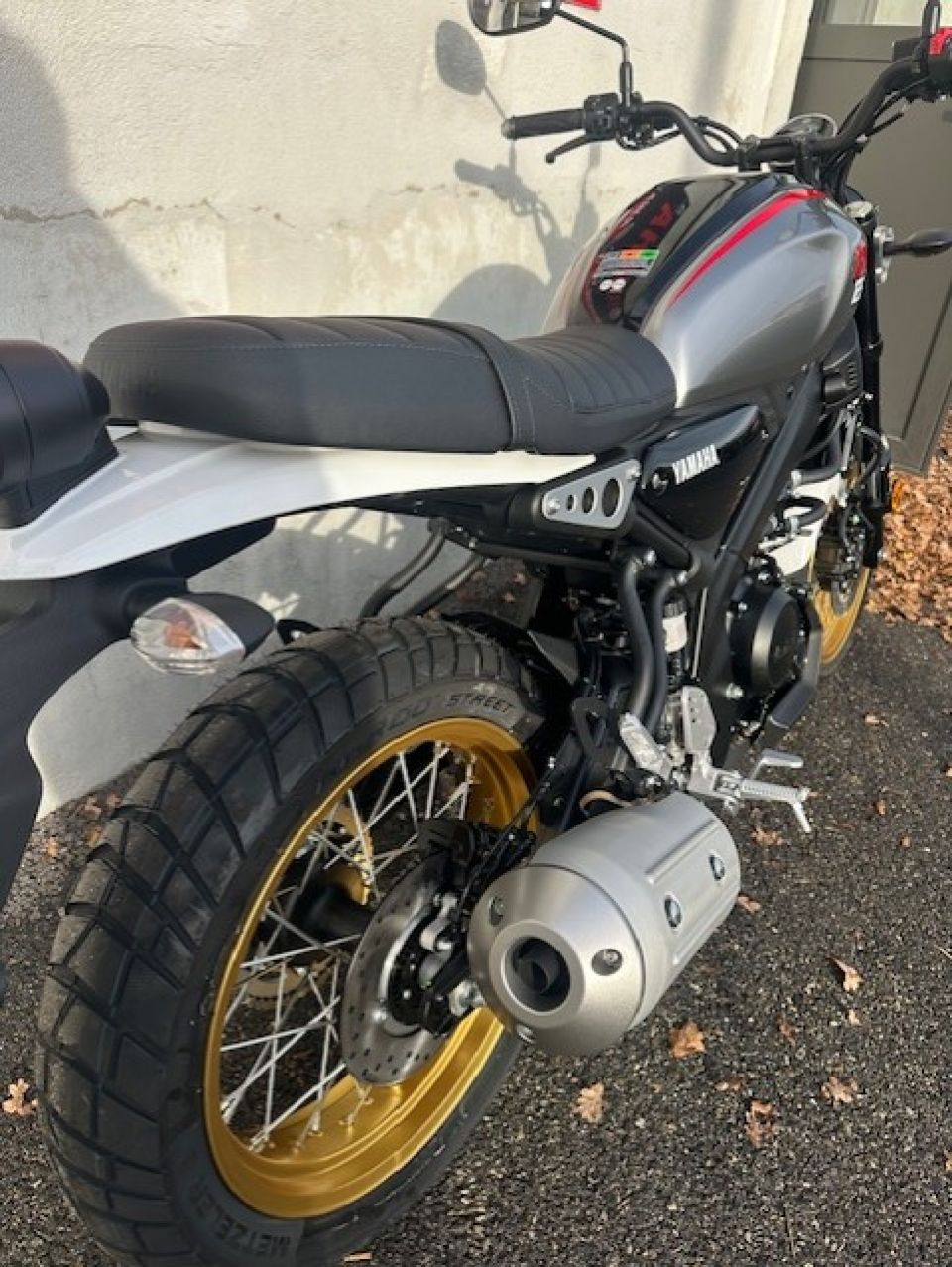 YAMAHA XSR 125 Legacy 4