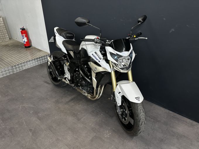 SUZUKI GSR 750 4