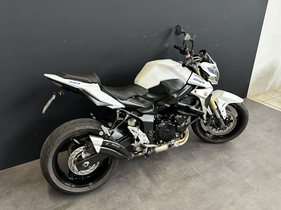 SUZUKI GSR 750 4