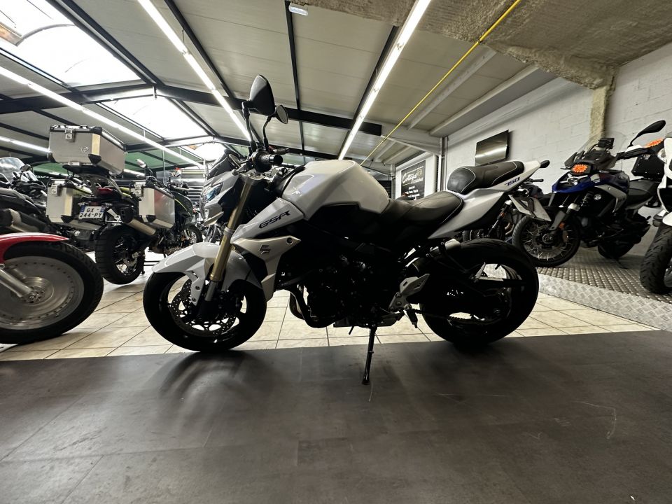 SUZUKI GSR 750 4
