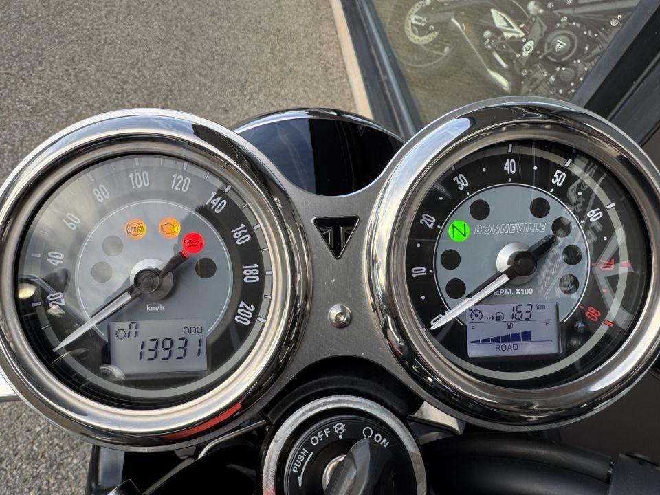 TRIUMPH BONNEVILLE T120 STEALTH 4
