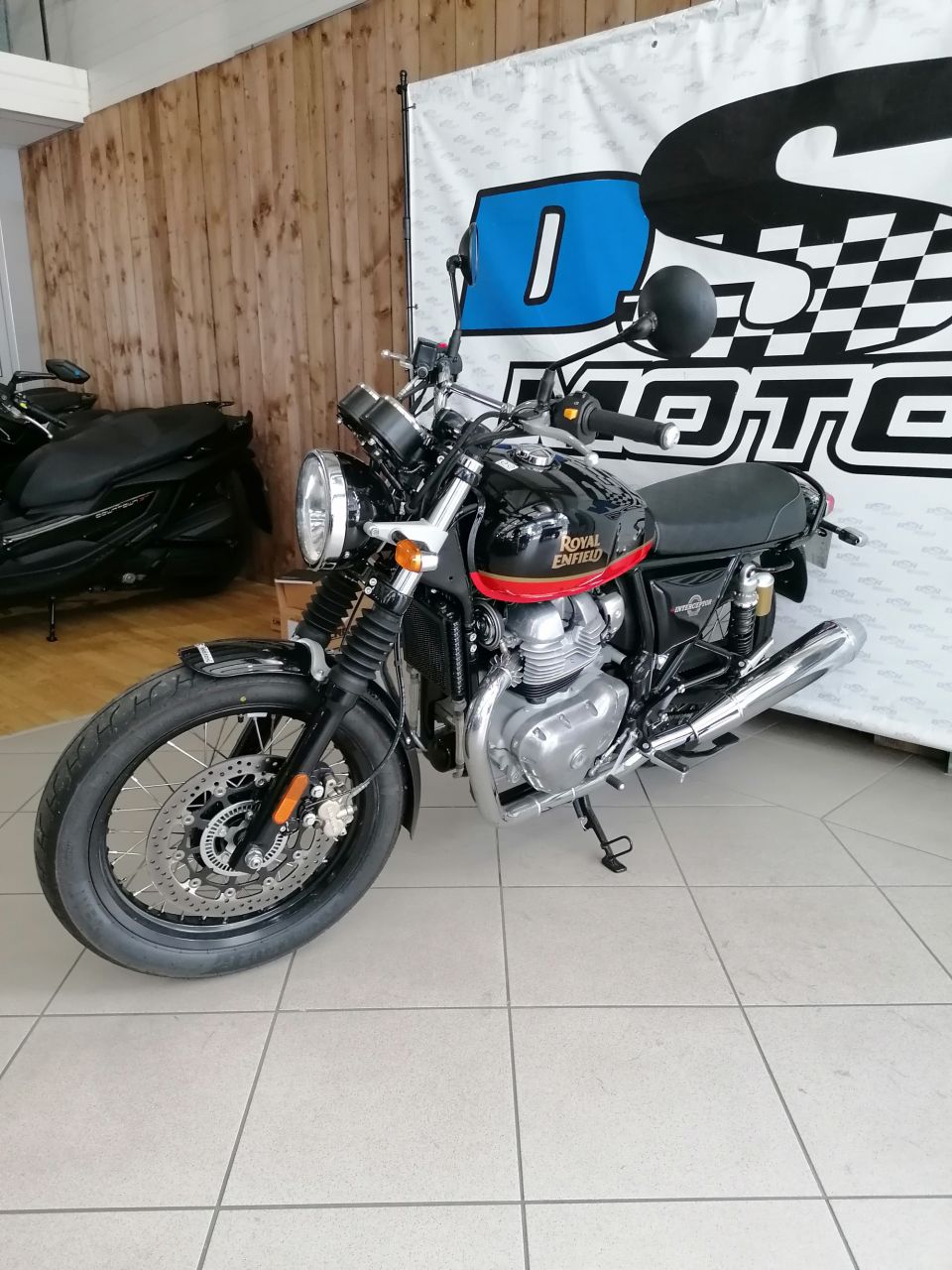 ROYAL ENFIELD INTERCEPTOR 4