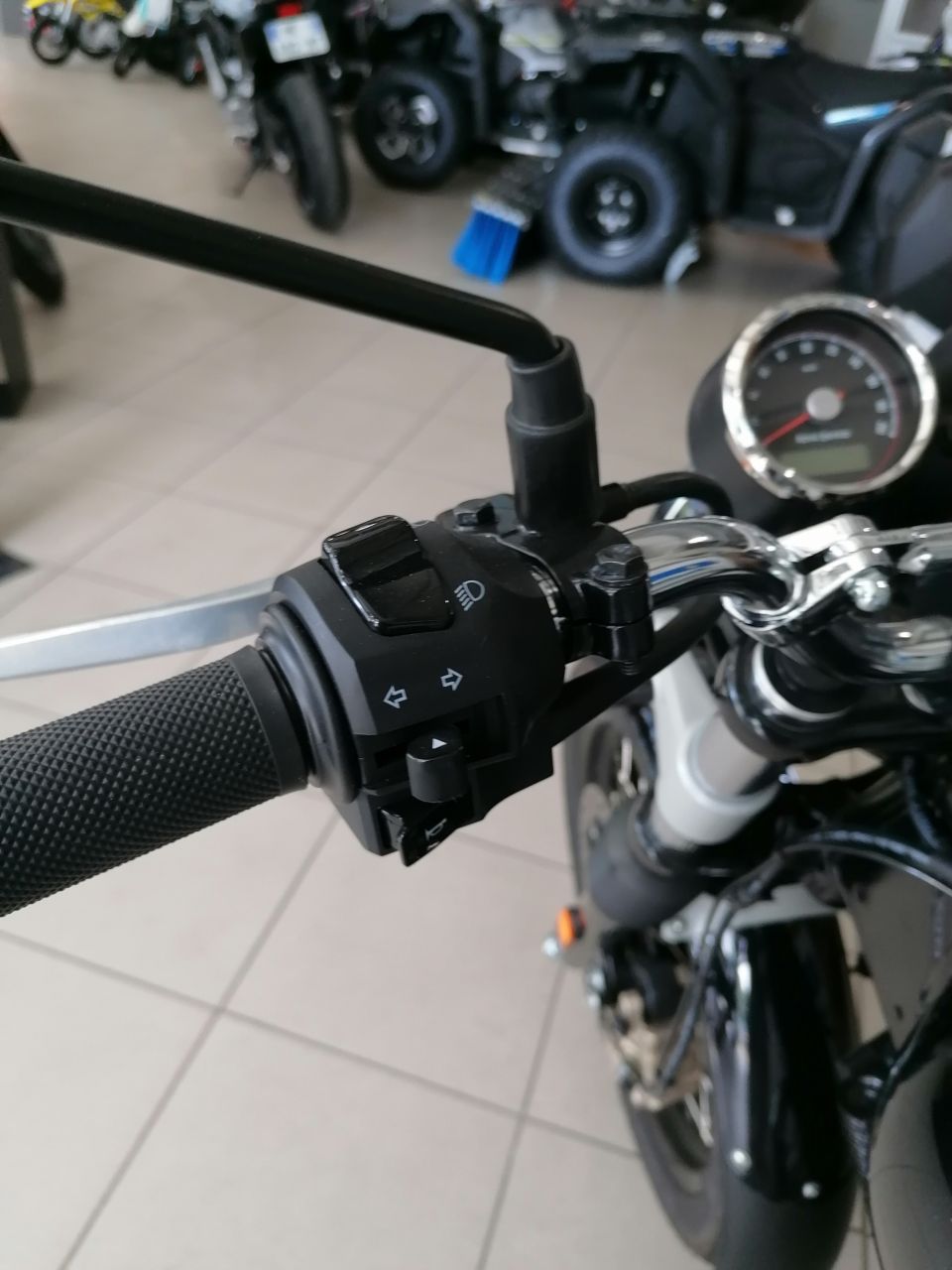 ROYAL ENFIELD INTERCEPTOR 4