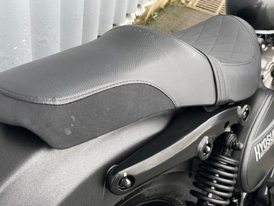 HYOSUNG GV 125 BOBBER 4