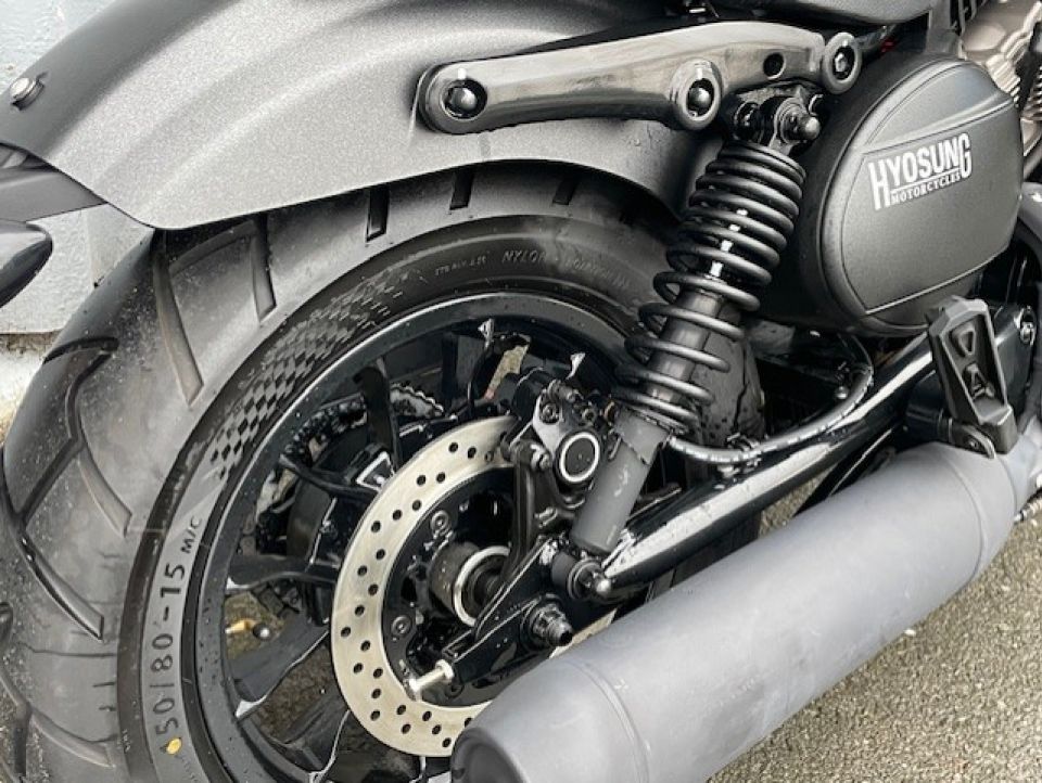 HYOSUNG GV 125 BOBBER 4