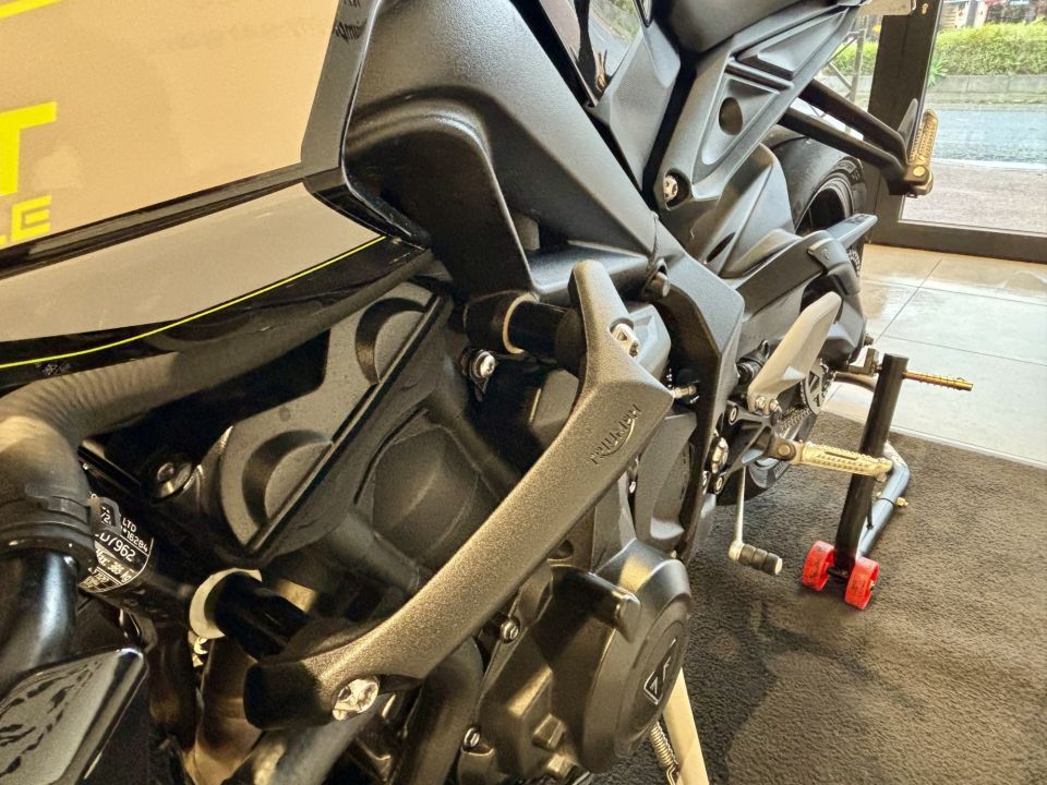 TRIUMPH STREET TRIPLE 765 RS 4