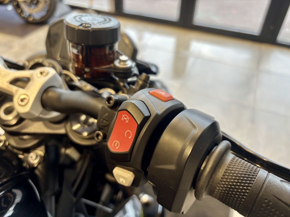 TRIUMPH STREET TRIPLE 765 RS 4