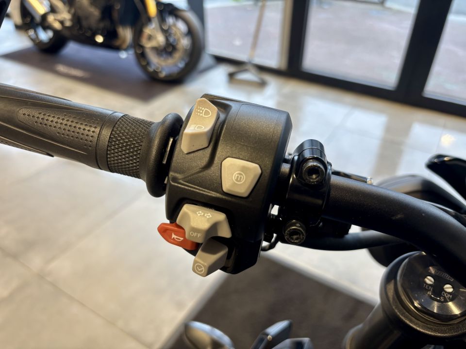 TRIUMPH STREET TRIPLE 765 RS 4