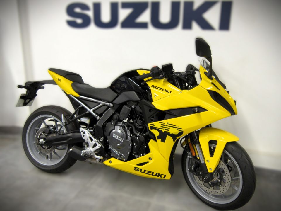 SUZUKI GSX-8R 4