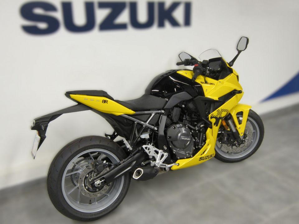 SUZUKI GSX-8R 4